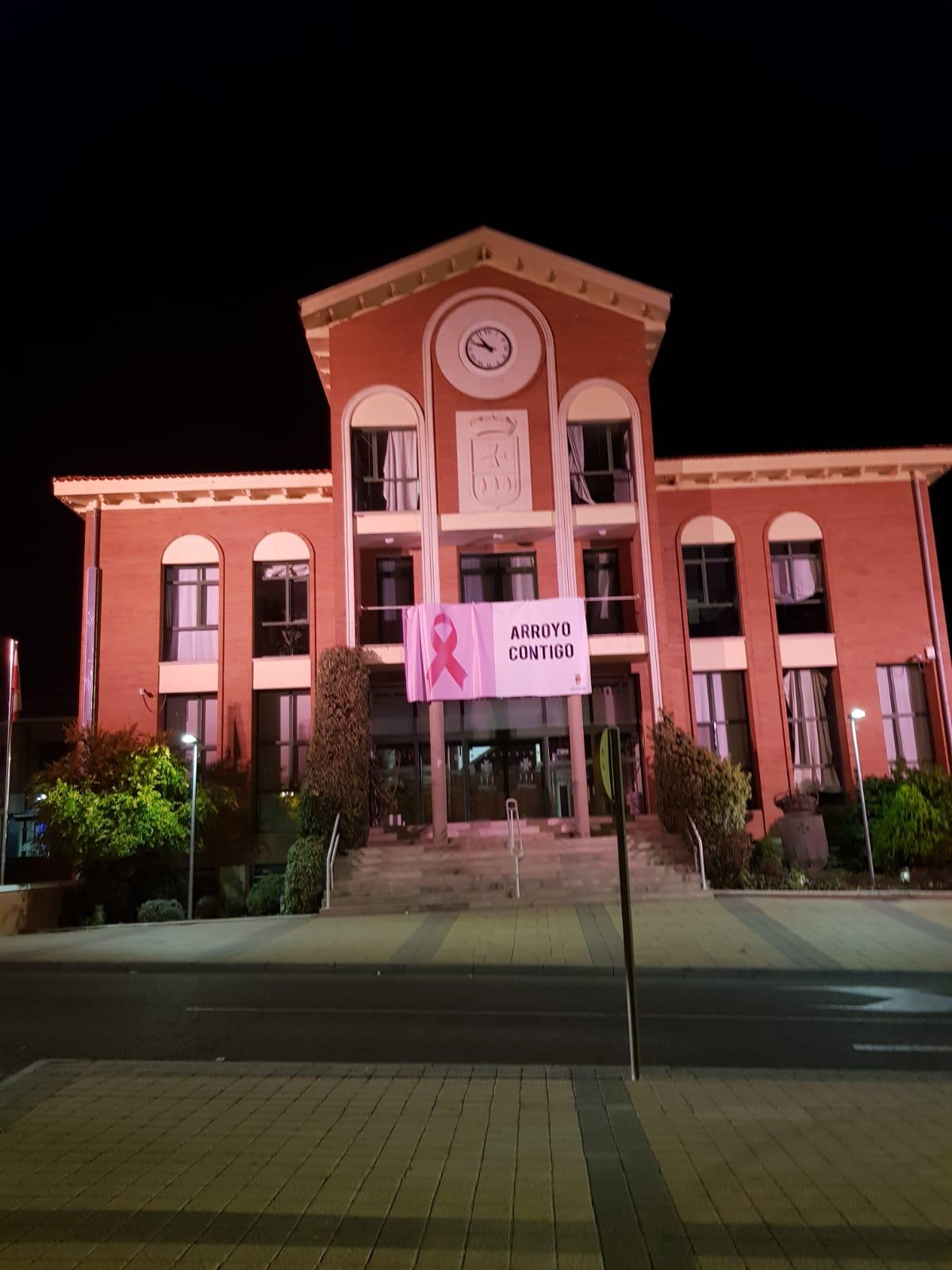Pórtico de entrada a la iglesia de Arroyo iluminada en rosa. 