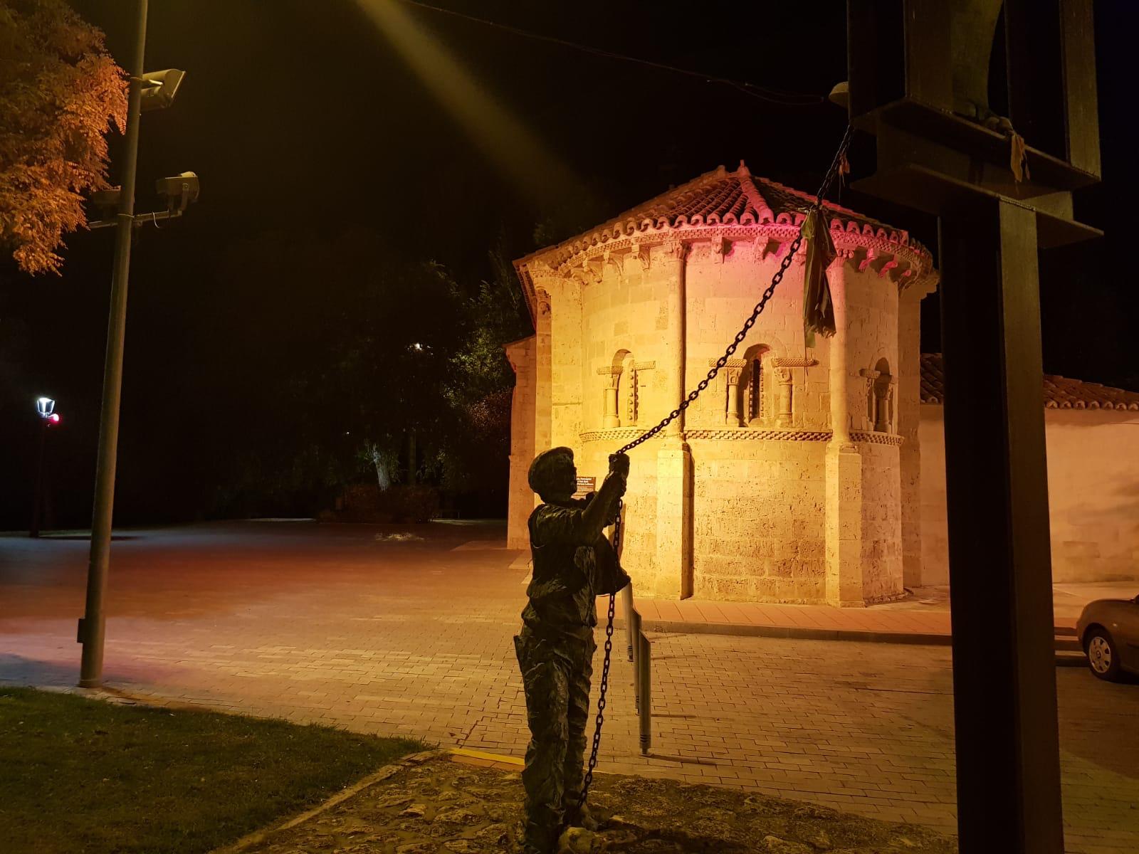 Pórtico de entrada a la iglesia de Arroyo iluminada en rosa. 