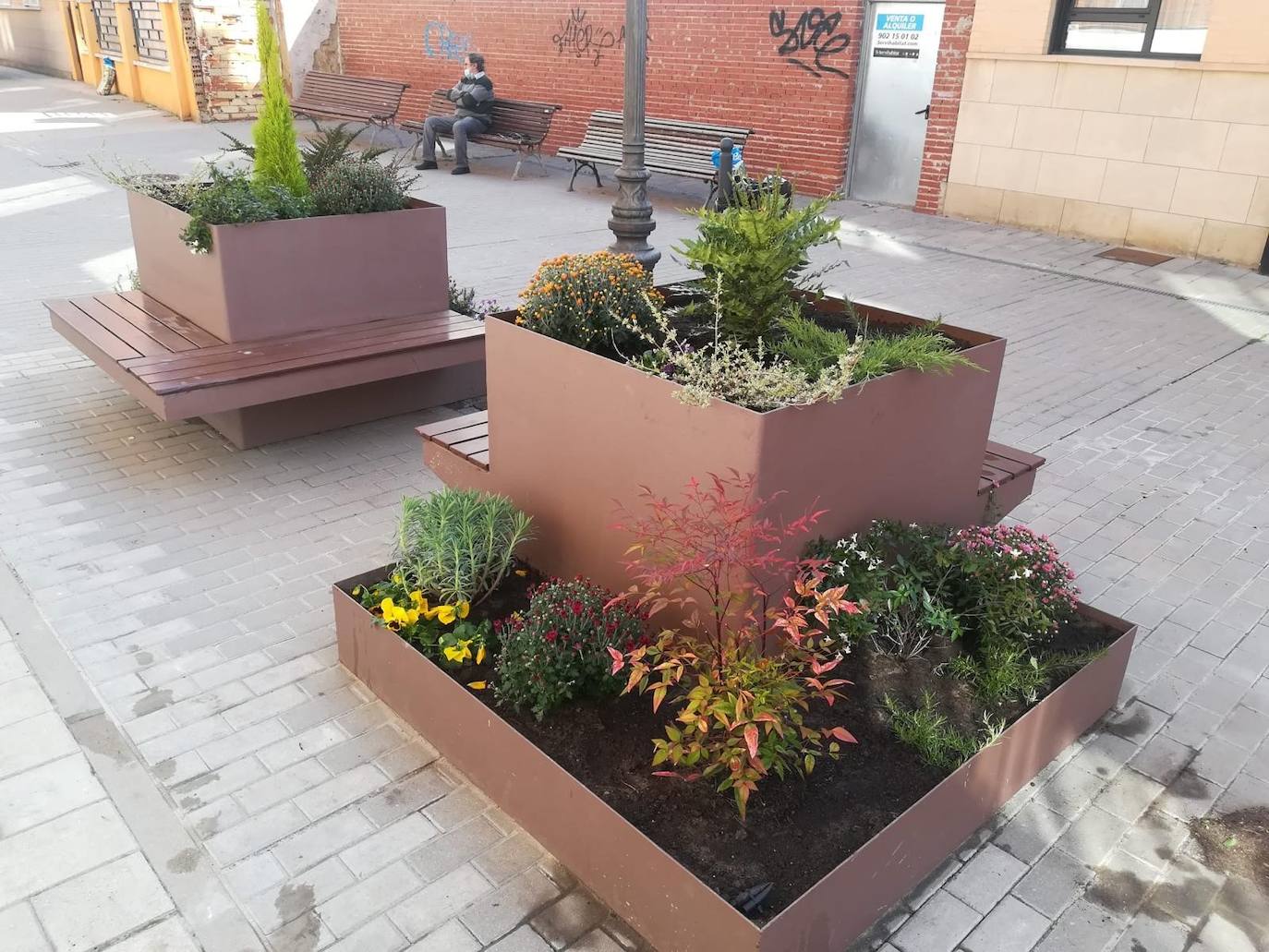 Los vecinos de este barrio de Arroyo cuentan con nuevas jardineras decorativas con bancos para el descanso a la siombra. 