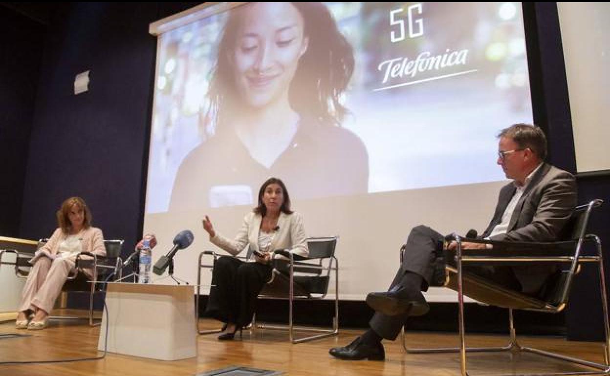 Marisa de Urquía, directora general Territorio Centro de Telefónica; María Jesús Almazor, consejera delegada de Telefónica España, y Alejandro Kowalski, director de Comunicación España de Telefónica, en la presentación de la llegada del 5G a la región. 