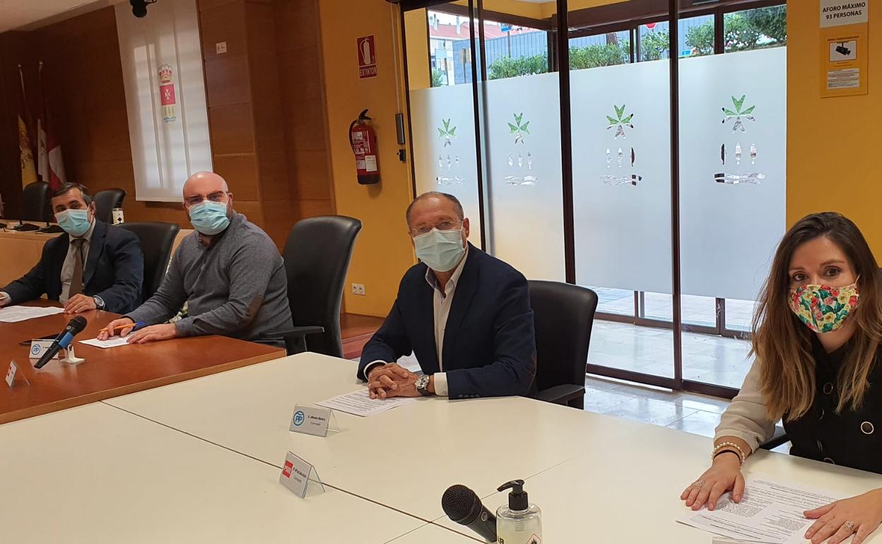 Los cuatro concejales del Partido Popular de Arroyo sentados en el Salón de Plenos. 