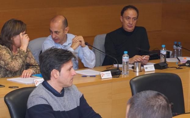 Antonio Olmo, en primer término, llevó la voz cantante en la crítica a la decisión que se iba a aprobar en el pleno municipal de Arroyo. 