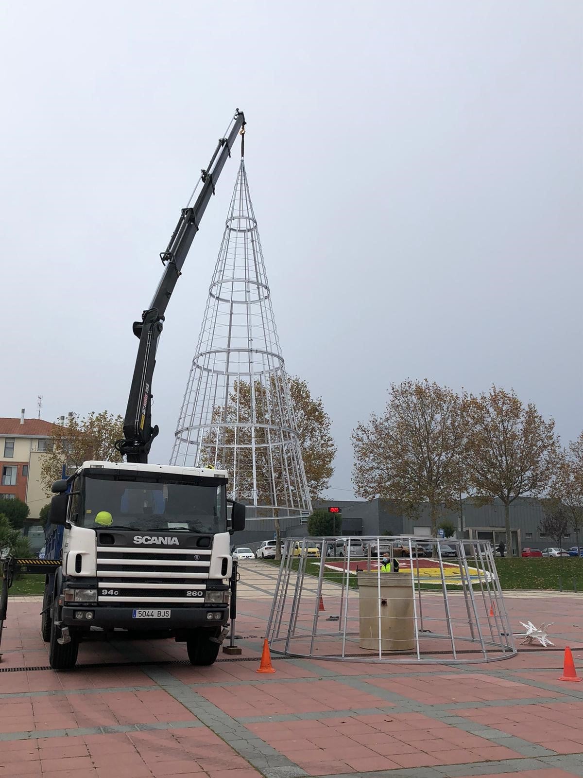 Estructura metálica del Árbol de Navidad de Arroyo en la Plaza de España de La Flecha. 