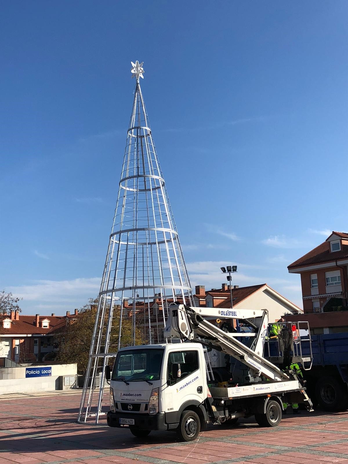 Estructura metálica del Árbol de Navidad de Arroyo en la Plaza de España de La Flecha. 