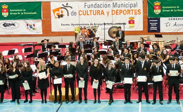 Entrega de diplomas a los nuevos músicos al finalizar el tradicional concierto de Año Nuevo de la Sinfónica de Arroyo. 