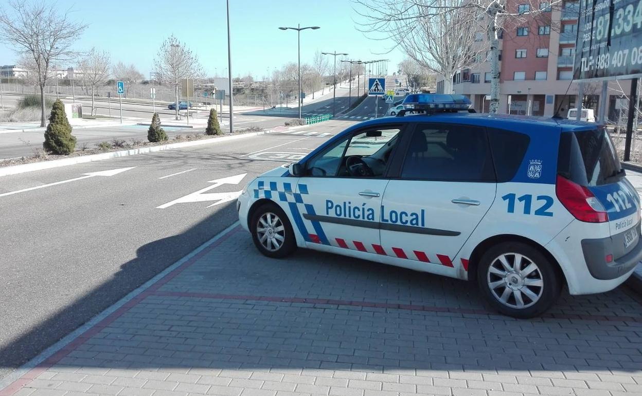 Dos nuevos vehículos eléctricos pasarán a sumarse a los actuales vehículos diesel que emplea la Policía Local de Arroyo. 