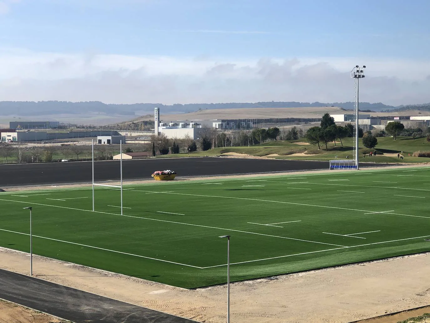 El campo principal de rugby ya está finalizado, mientras que los vestuarios, en primer término, están a expensas de lucir la fachada. 