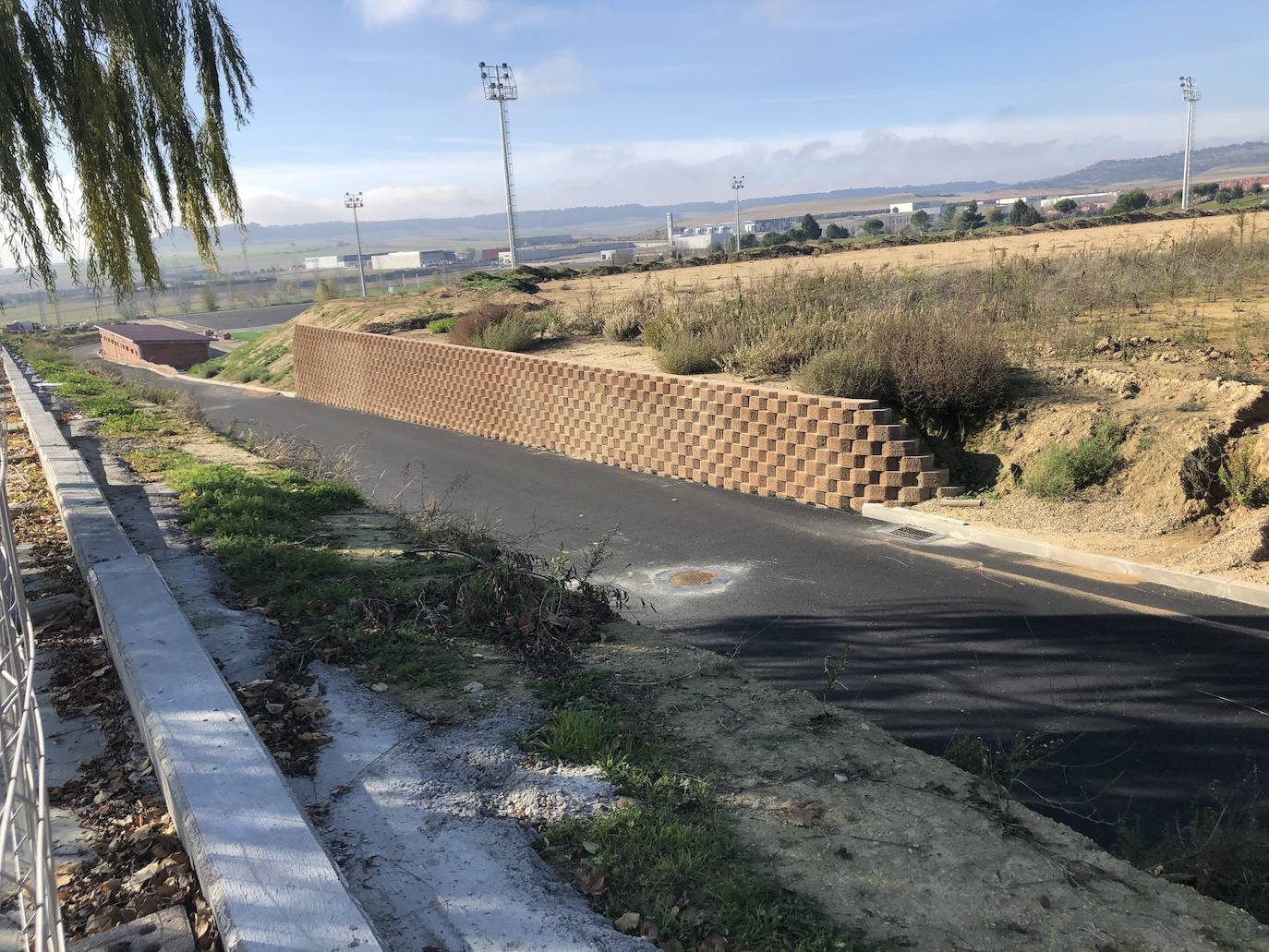 El campo principal de rugby ya está finalizado, mientras que los vestuarios, en primer término, están a expensas de lucir la fachada. 