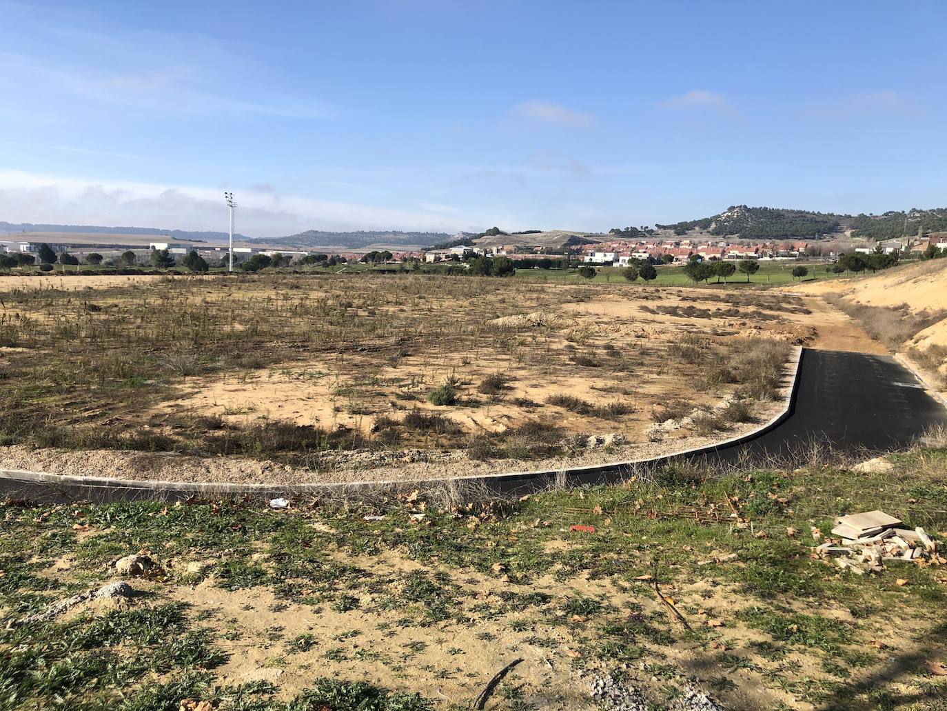 El campo principal de rugby ya está finalizado, mientras que los vestuarios, en primer término, están a expensas de lucir la fachada. 