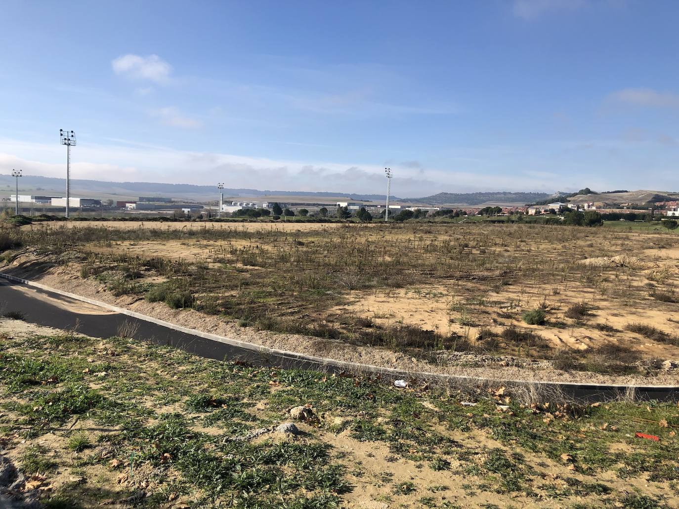El campo principal de rugby ya está finalizado, mientras que los vestuarios, en primer término, están a expensas de lucir la fachada. 