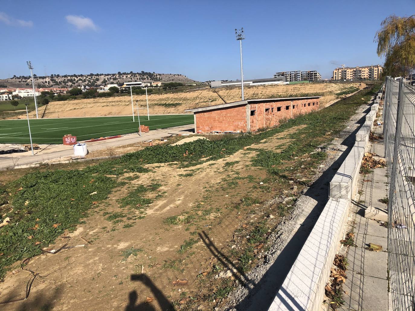 El campo principal de rugby ya está finalizado, mientras que los vestuarios, en primer término, están a expensas de lucir la fachada. 