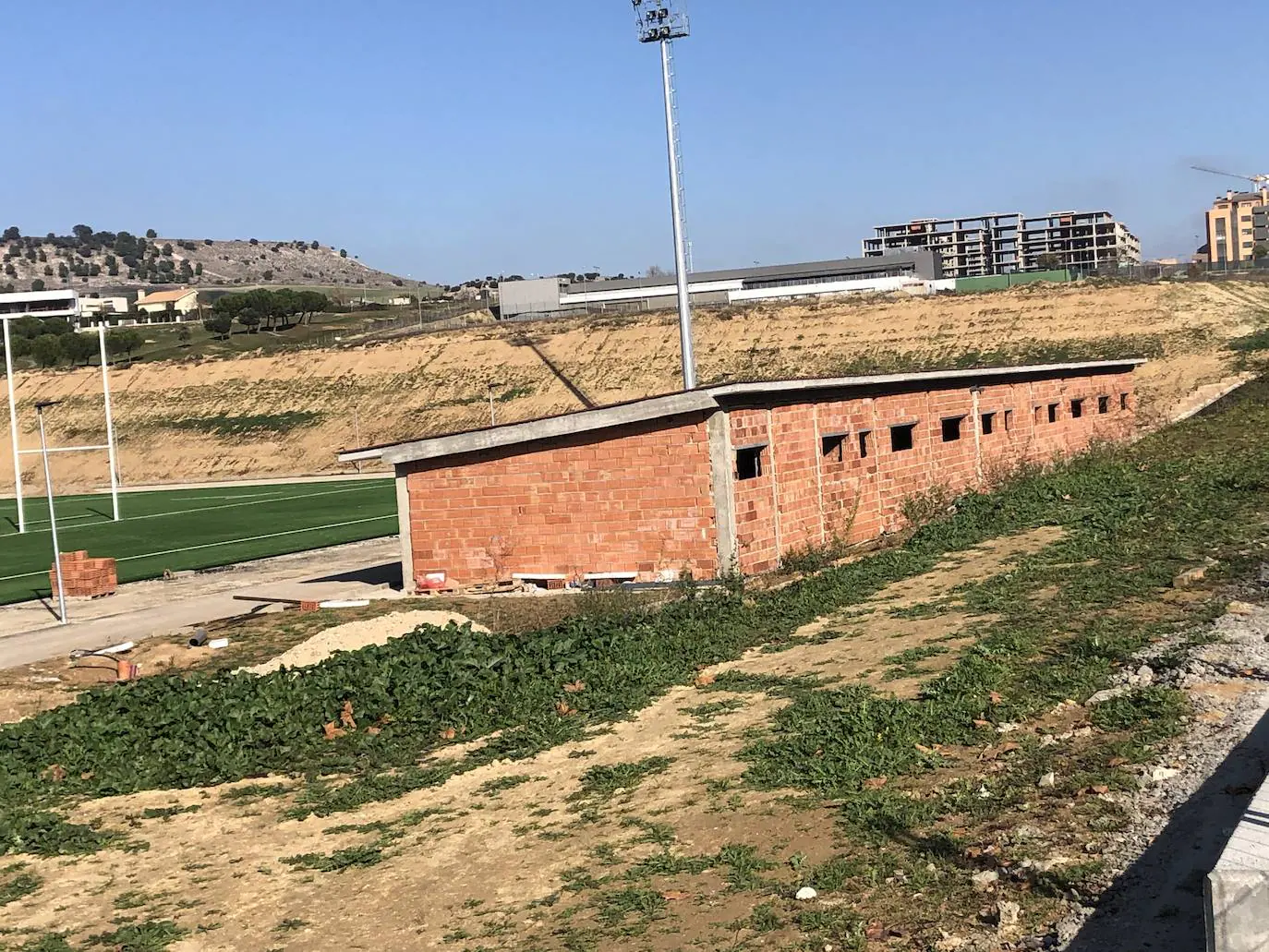 El campo principal de rugby ya está finalizado, mientras que los vestuarios, en primer término, están a expensas de lucir la fachada. 