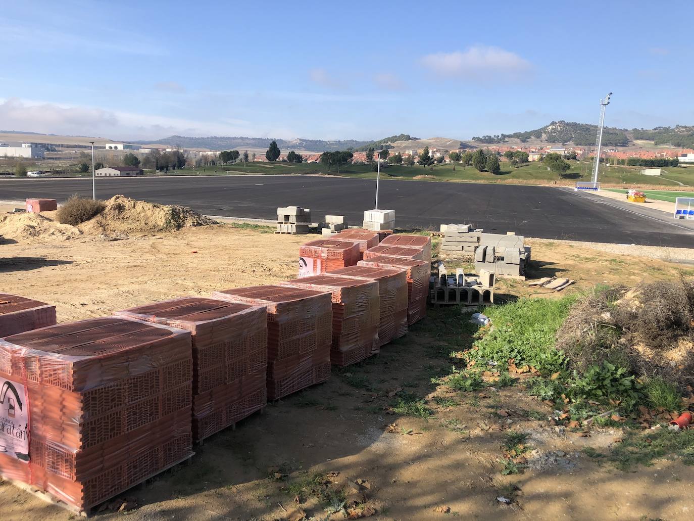 El campo principal de rugby ya está finalizado, mientras que los vestuarios, en primer término, están a expensas de lucir la fachada. 