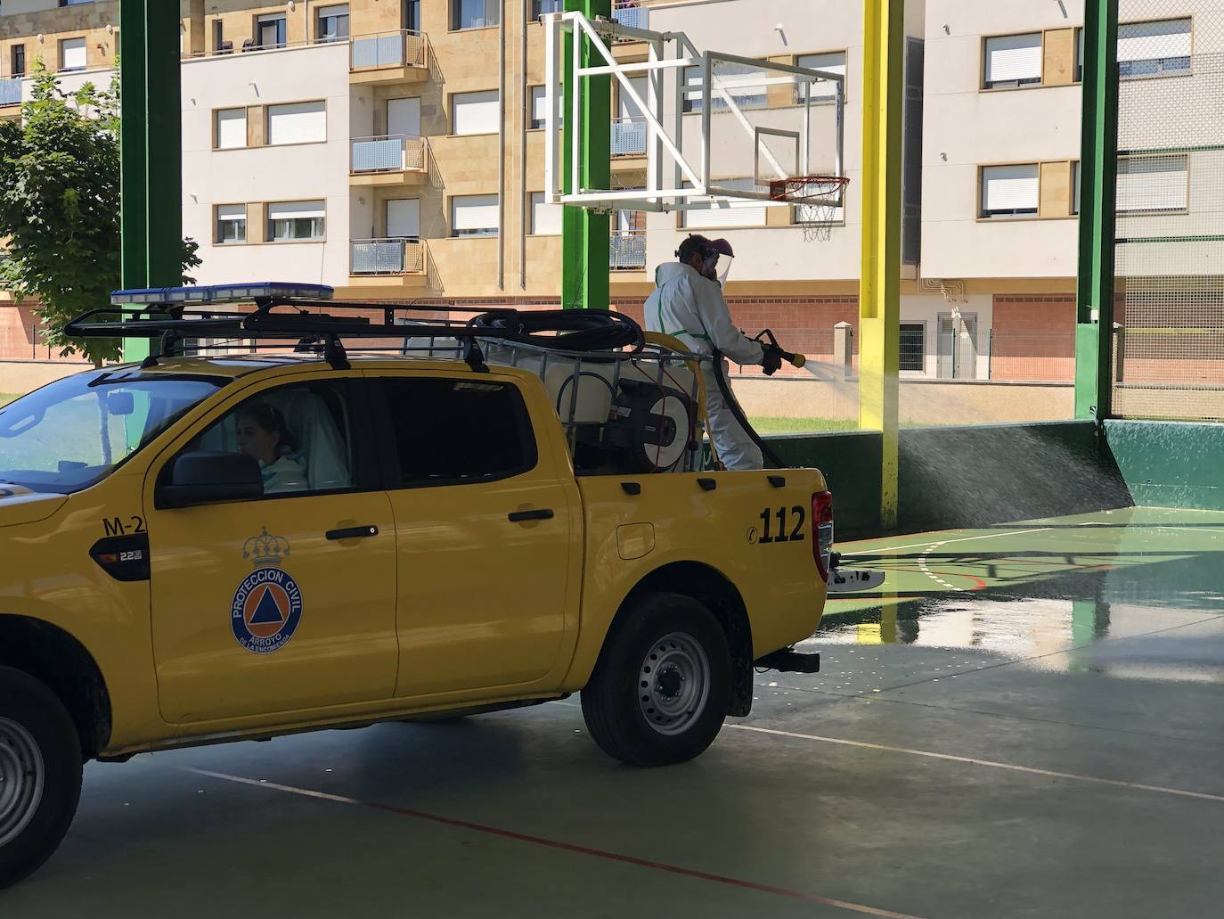 La limpieza y desinfección de espacios públicos de Arroyo fue otro de los cometidos de Protección Civil de Arroyo durante la crisis del covid. 