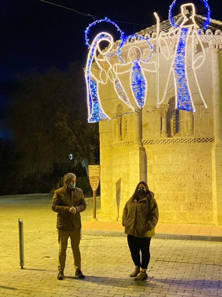 Arcos iluminados de acceso a la Plaza España de La Flecha con el árbol de Navidad al fondo. 