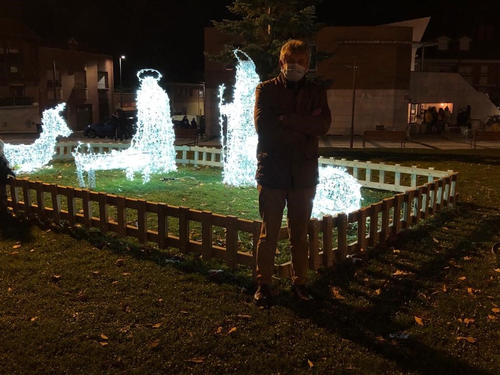 Arcos iluminados de acceso a la Plaza España de La Flecha con el árbol de Navidad al fondo. 