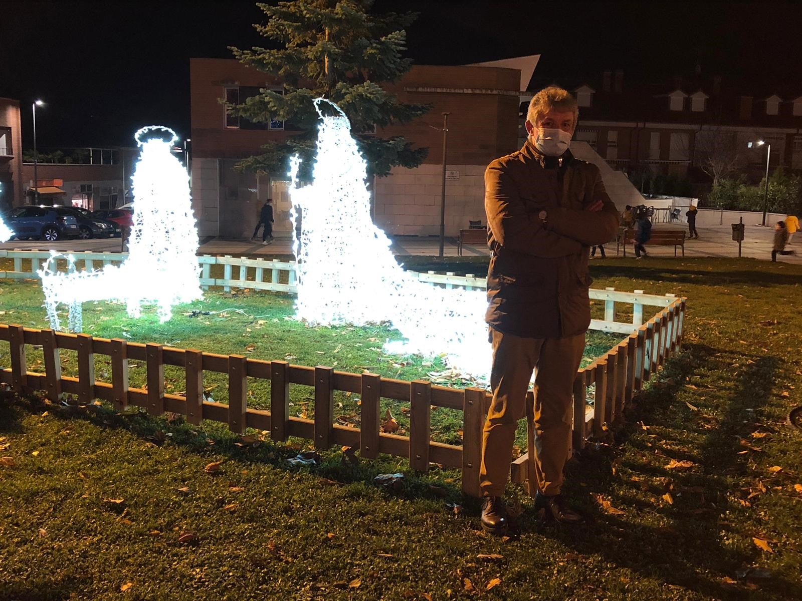 Arcos iluminados de acceso a la Plaza España de La Flecha con el árbol de Navidad al fondo. 