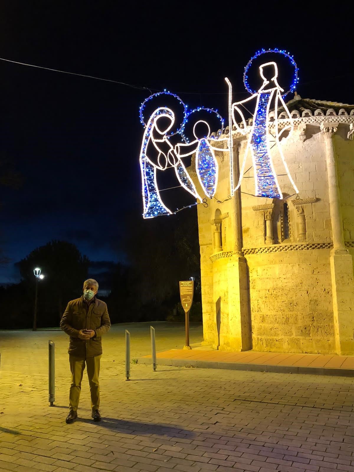 Arcos iluminados de acceso a la Plaza España de La Flecha con el árbol de Navidad al fondo. 