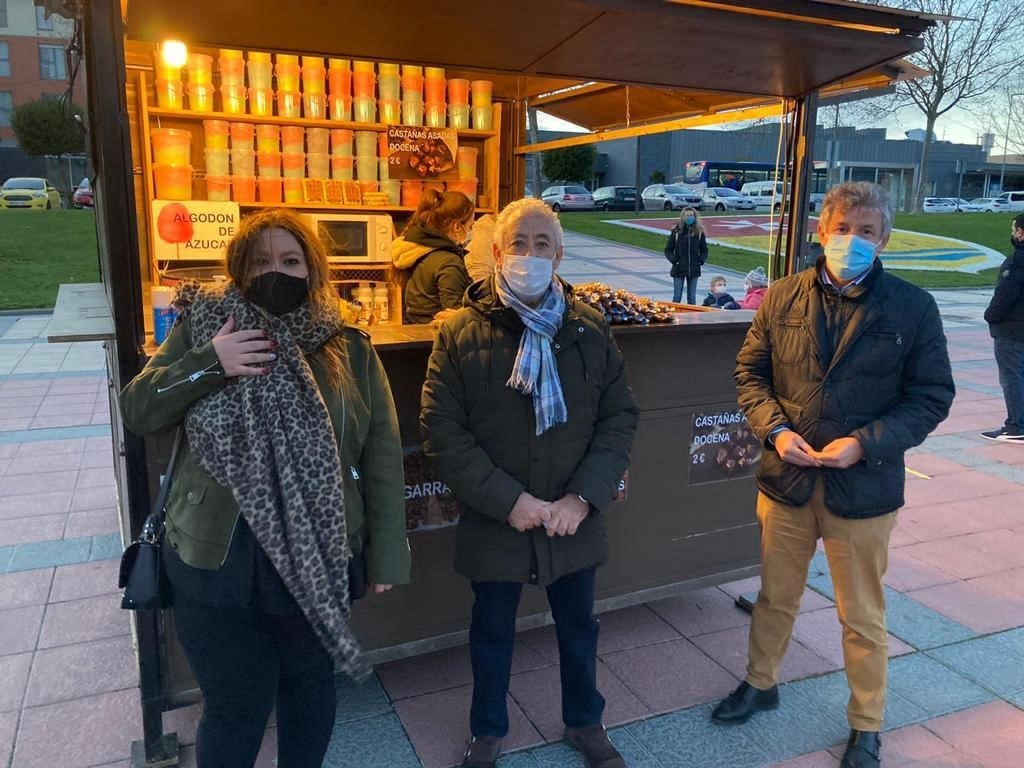 El árbol de Navidad preside el centro de la Plaza España de La Flecha rodeado de los puestos y atracciones que conforman el Mercado de Navidad de Arroyo de la Encomienda. 