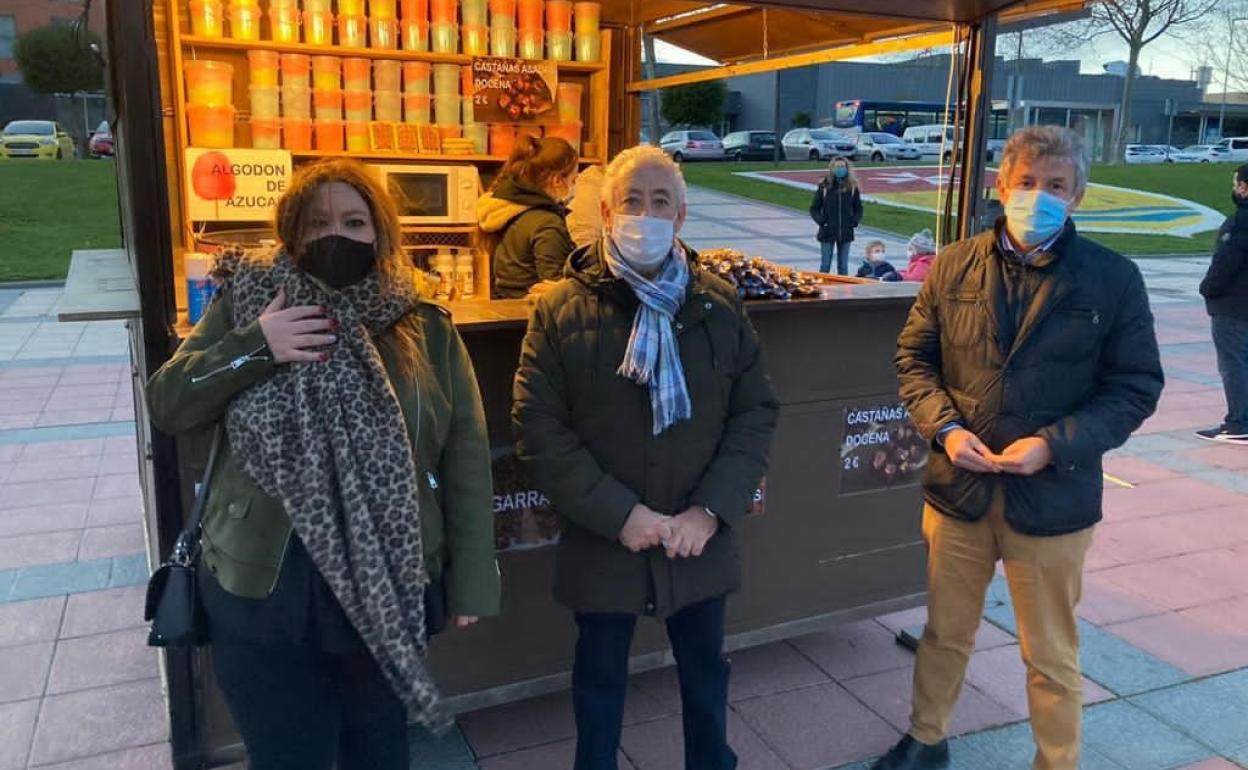 El alcalde de Arroyo, Sarbelio Fernández, acompañado por varios concejales del equipo de Gobierno, inauguró el Mercado de Navidad de la Plaza España de La Flecha. 