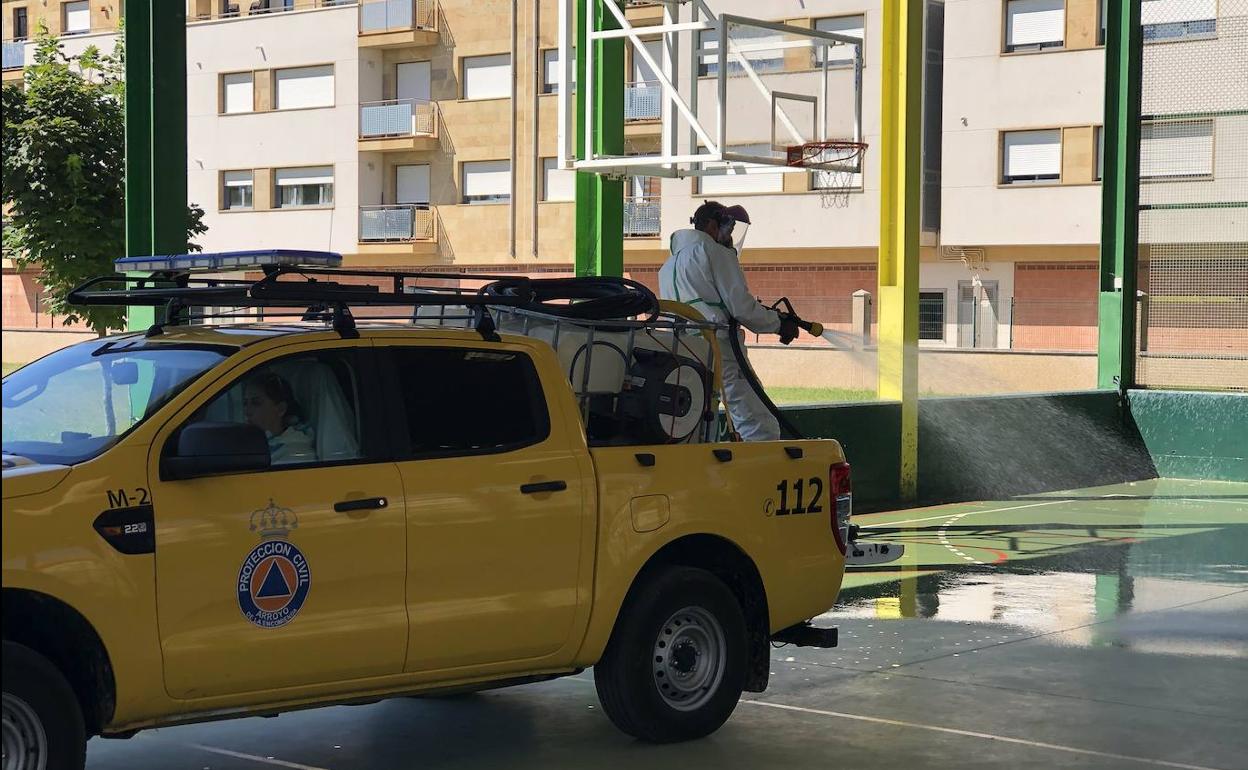 Desinfección de las canchas de Vega de la Encomienda. 
