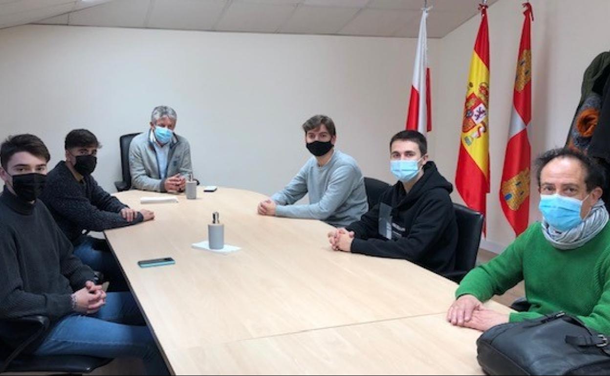 Los representantes de la nueva asiciaciñón juvenil de Arroyo se reunieron con el alcalde del municipio, Sarbelio Fernández, y el concejal responsable del área, Vicente Centenero. 
