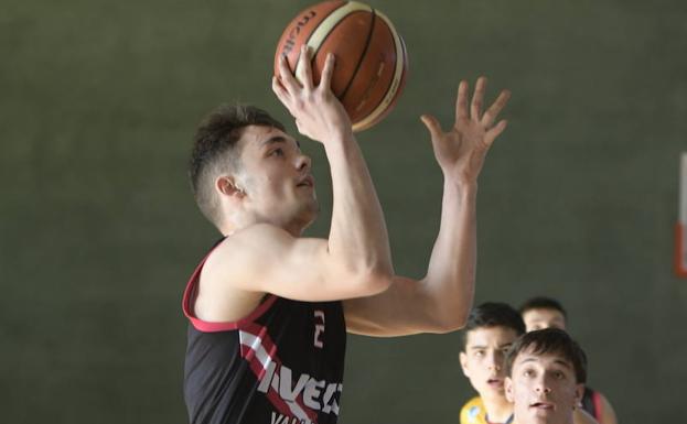 David Díez en una penetración a canasta en el torneo del año pasado. 