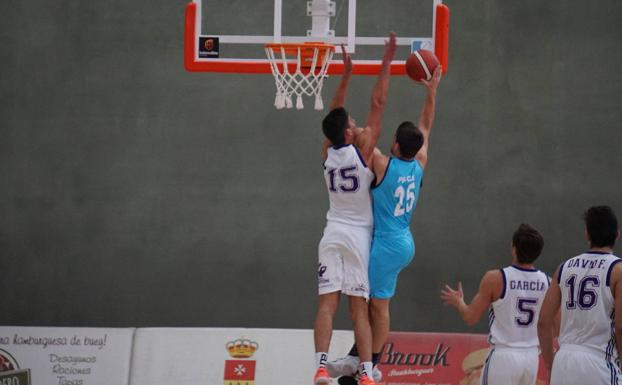 Juan García-Abril taponó la valiente entrada por la derecha de Alex Pescador. 