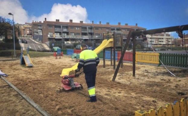 Los areneros de los parques infantiles tambiñen han sido arados y removidos para su puesta a punto previa a la apertura de los parques infantiles del municipio. 