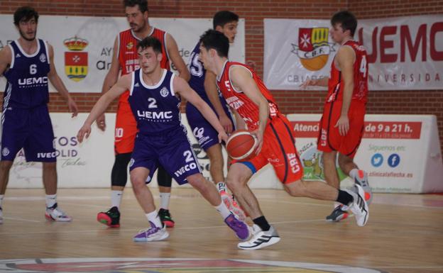 Edu Castaño trata de avanzar en bote con la defensa de David Díez. 