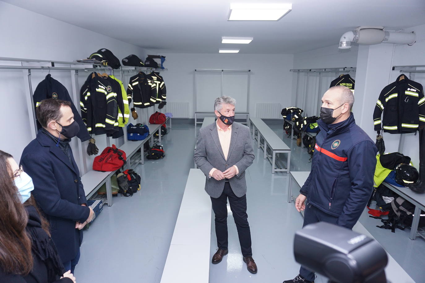 El alcalde de Arroyo, Sarbelio Fernández, dio la bienvenida a los nuevos bomberos del parque de Arroyo y les agradeció su esfuerzo y profesionalidad con los mejores deseos para el desempeño de sus funciones. 