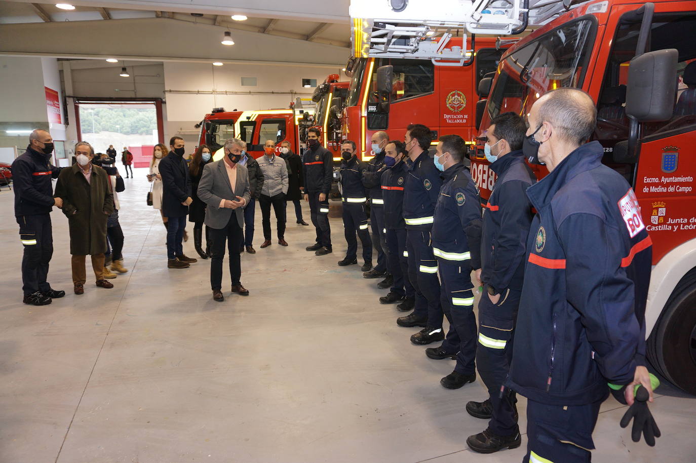 El alcalde de Arroyo, Sarbelio Fernández, dio la bienvenida a los nuevos bomberos del parque de Arroyo y les agradeció su esfuerzo y profesionalidad con los mejores deseos para el desempeño de sus funciones. 