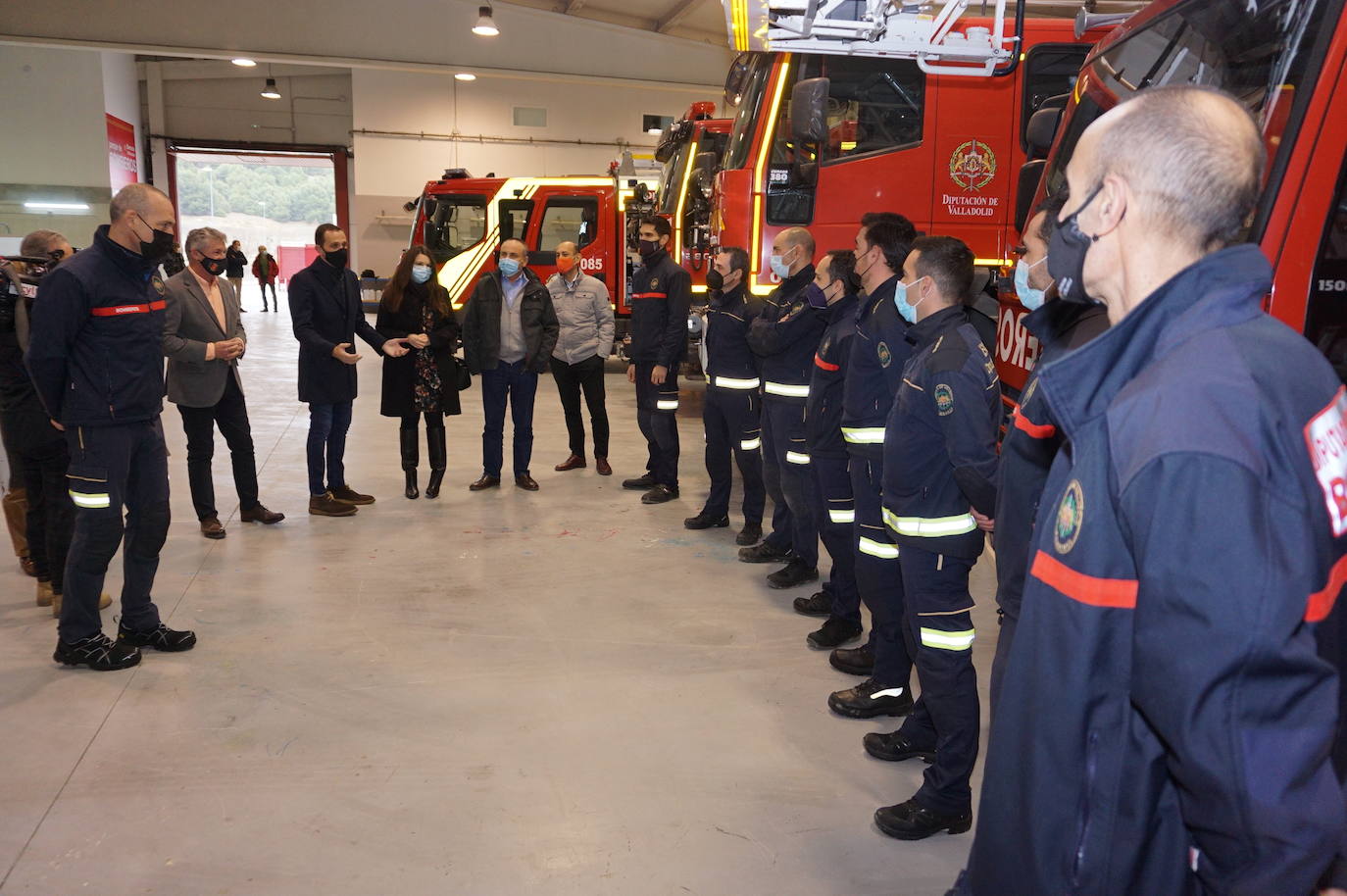 El alcalde de Arroyo, Sarbelio Fernández, dio la bienvenida a los nuevos bomberos del parque de Arroyo y les agradeció su esfuerzo y profesionalidad con los mejores deseos para el desempeño de sus funciones. 