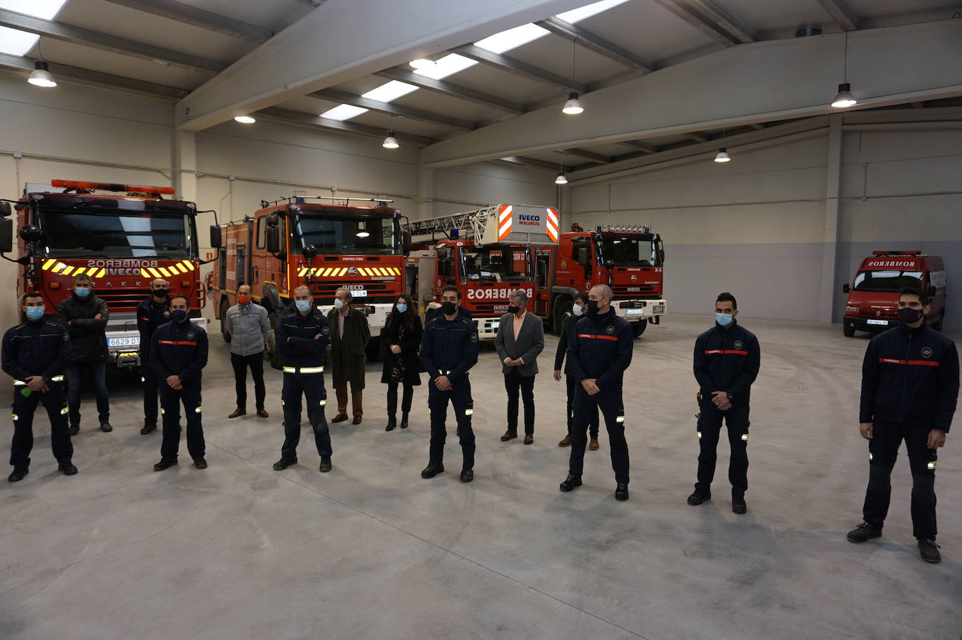El alcalde de Arroyo, Sarbelio Fernández, dio la bienvenida a los nuevos bomberos del parque de Arroyo y les agradeció su esfuerzo y profesionalidad con los mejores deseos para el desempeño de sus funciones. 