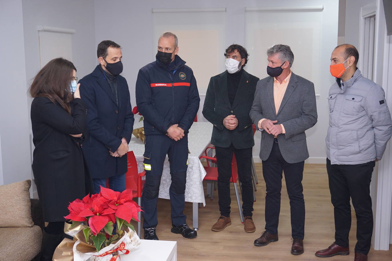 El alcalde de Arroyo, Sarbelio Fernández, dio la bienvenida a los nuevos bomberos del parque de Arroyo y les agradeció su esfuerzo y profesionalidad con los mejores deseos para el desempeño de sus funciones. 