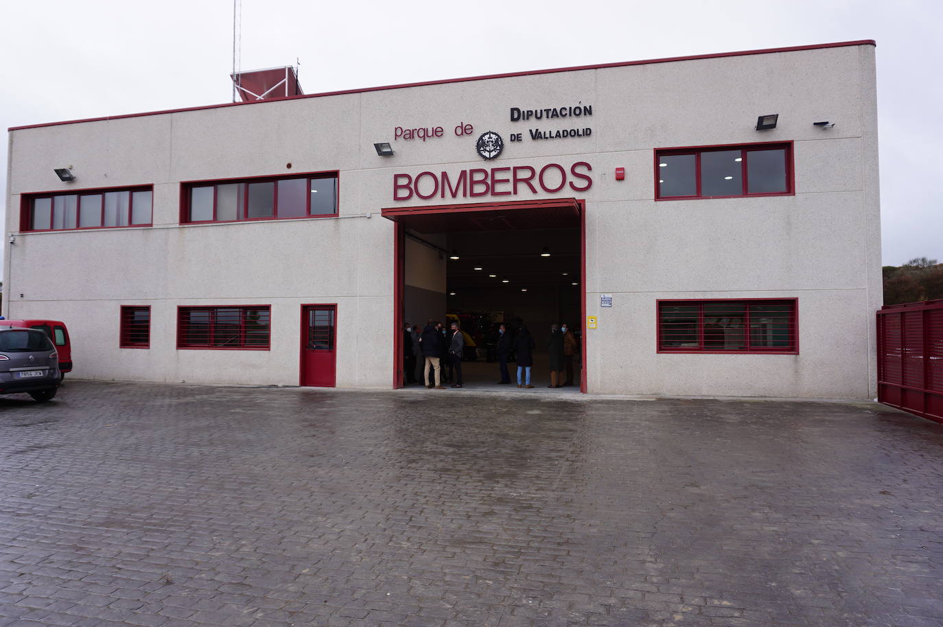 El alcalde de Arroyo, Sarbelio Fernández, dio la bienvenida a los nuevos bomberos del parque de Arroyo y les agradeció su esfuerzo y profesionalidad con los mejores deseos para el desempeño de sus funciones. 