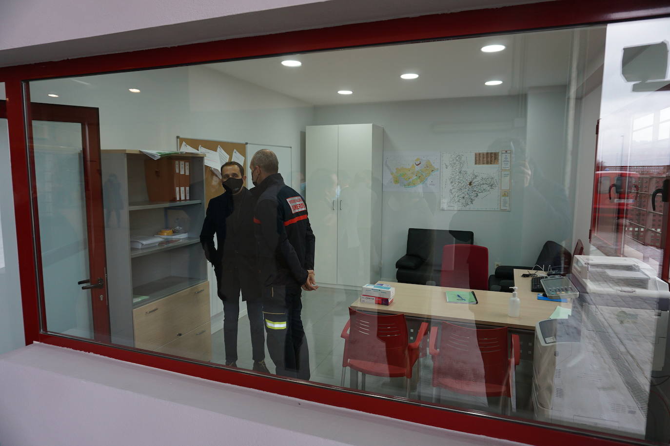 El alcalde de Arroyo, Sarbelio Fernández, dio la bienvenida a los nuevos bomberos del parque de Arroyo y les agradeció su esfuerzo y profesionalidad con los mejores deseos para el desempeño de sus funciones. 