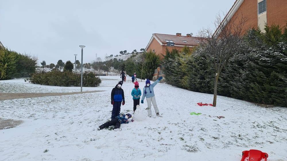 Aspecto que presentaba la plaza España de La Flecha, en Arroyo de la Encomienda,a primera hora de la mañana. 