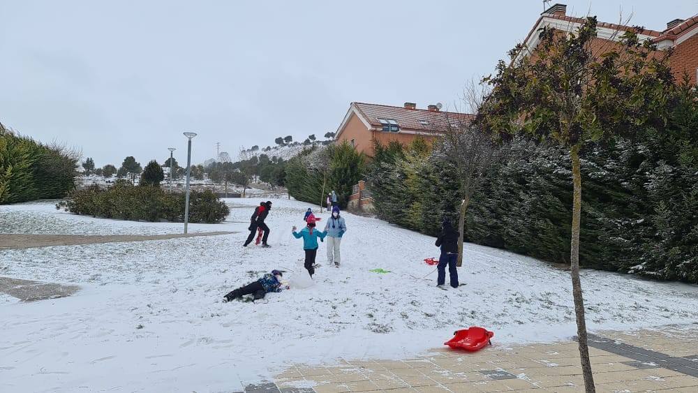 Aspecto que presentaba la plaza España de La Flecha, en Arroyo de la Encomienda,a primera hora de la mañana. 