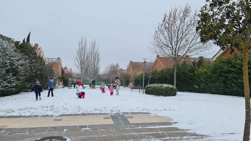 Aspecto que presentaba la plaza España de La Flecha, en Arroyo de la Encomienda,a primera hora de la mañana. 