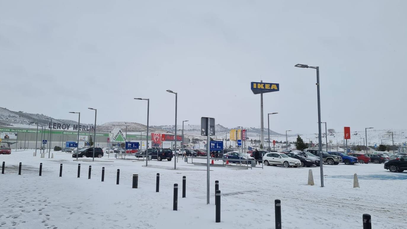 Aspecto que presentaba la plaza España de La Flecha, en Arroyo de la Encomienda,a primera hora de la mañana. 