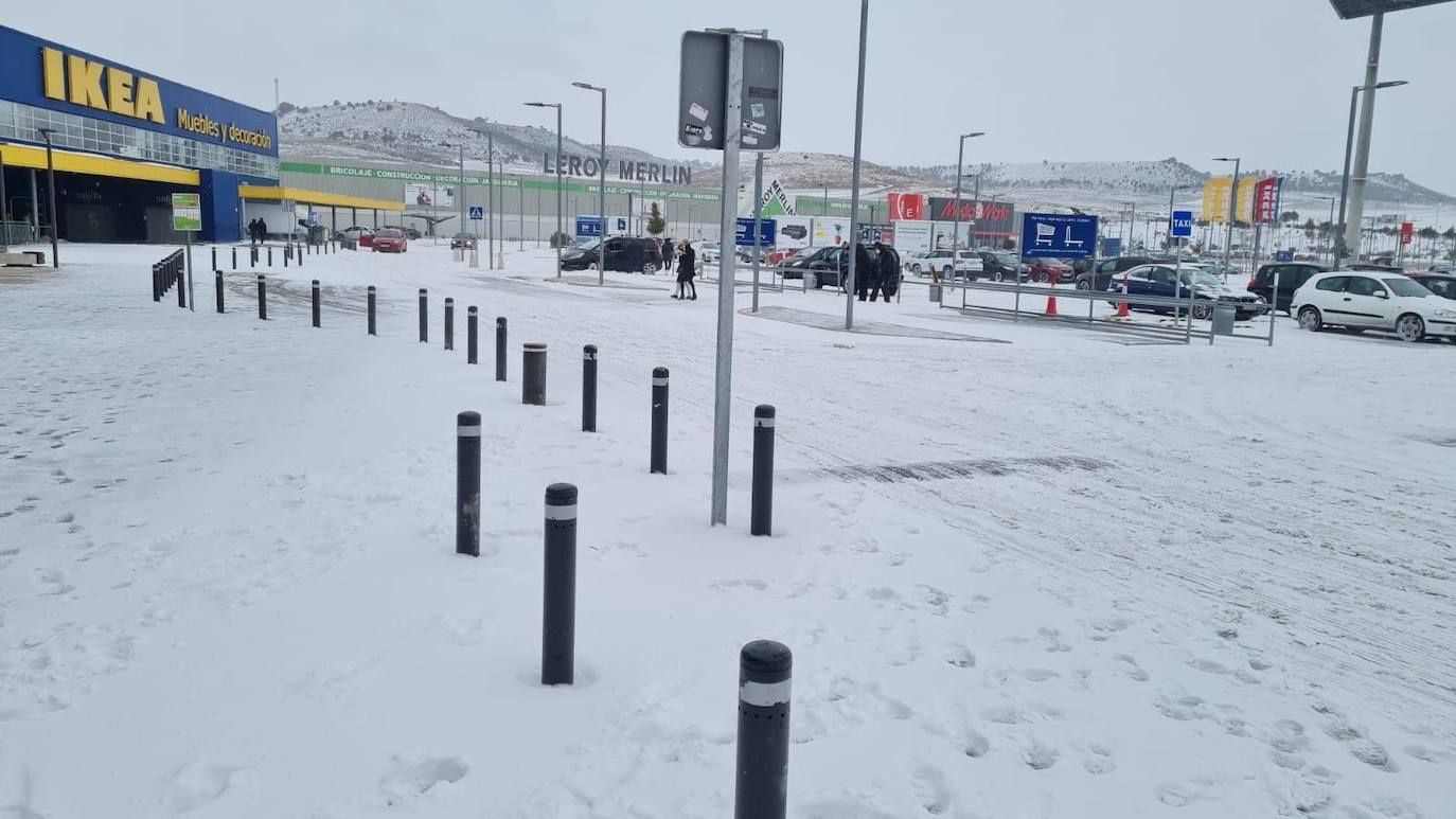 Aspecto que presentaba la plaza España de La Flecha, en Arroyo de la Encomienda,a primera hora de la mañana. 