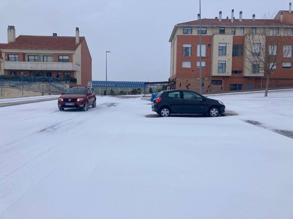Aspecto que presentaba la plaza España de La Flecha, en Arroyo de la Encomienda,a primera hora de la mañana. 
