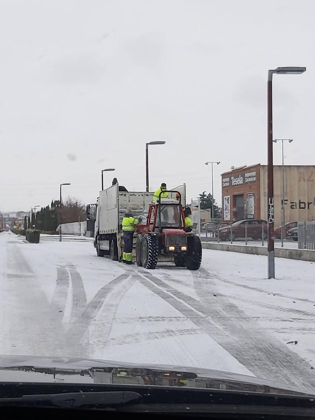 Aspecto que presentaba la plaza España de La Flecha, en Arroyo de la Encomienda,a primera hora de la mañana. 