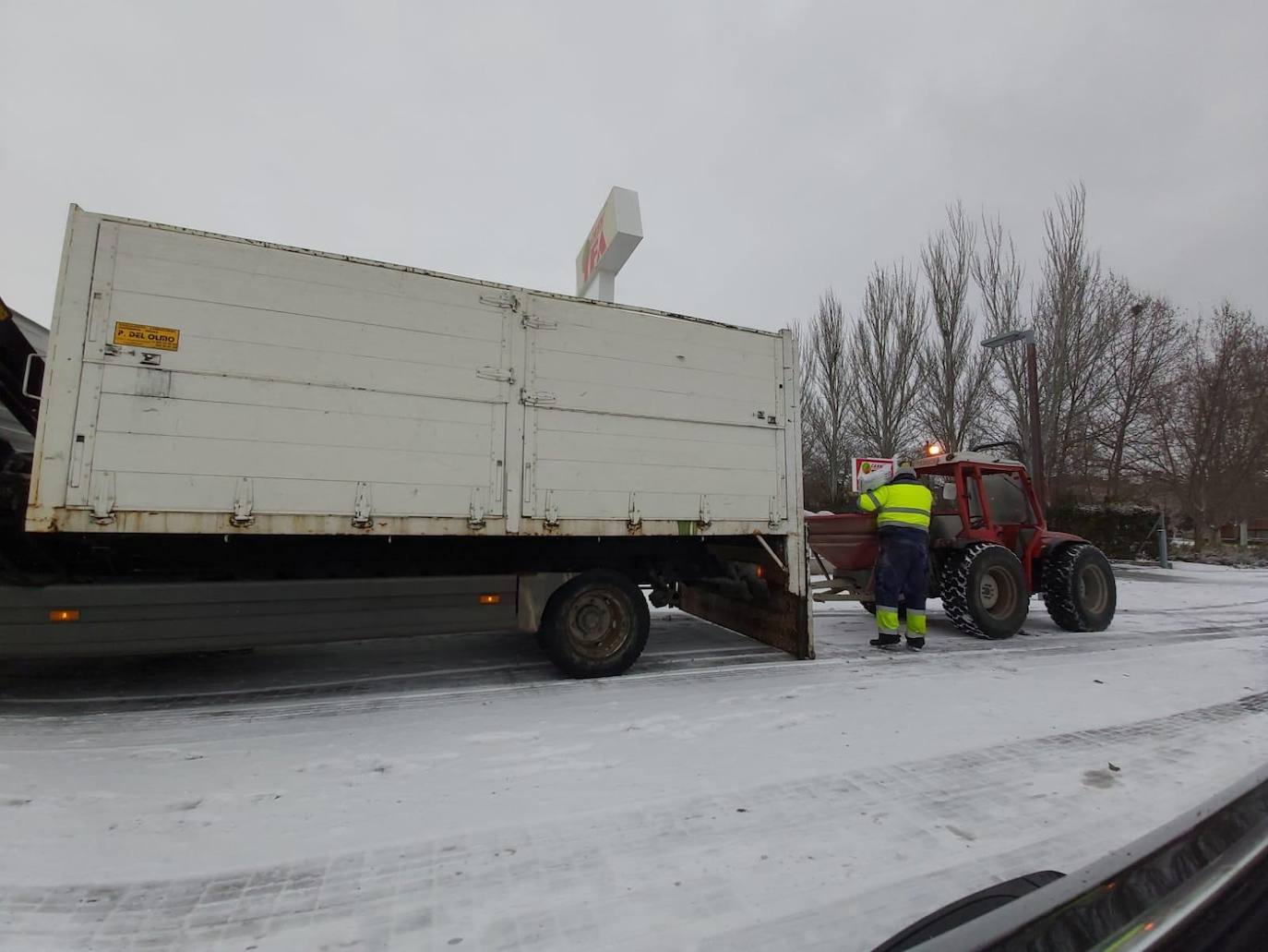 Aspecto que presentaba la plaza España de La Flecha, en Arroyo de la Encomienda,a primera hora de la mañana. 