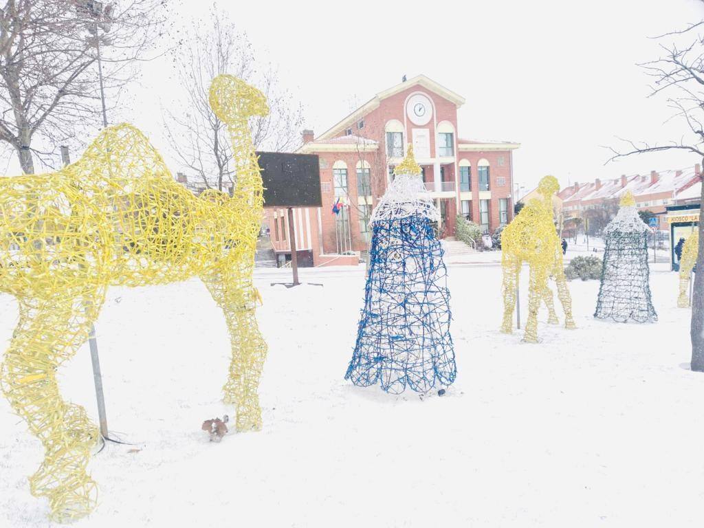 Aspecto que presentaba la plaza España de La Flecha, en Arroyo de la Encomienda,a primera hora de la mañana. 