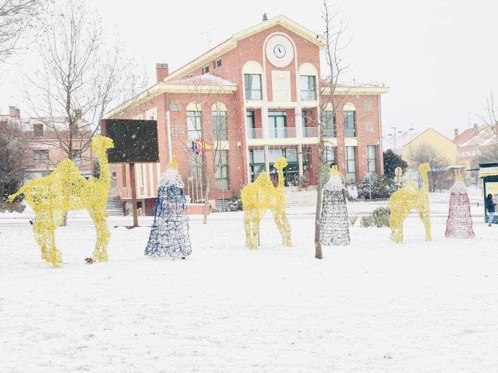 Aspecto que presentaba la plaza España de La Flecha, en Arroyo de la Encomienda,a primera hora de la mañana. 