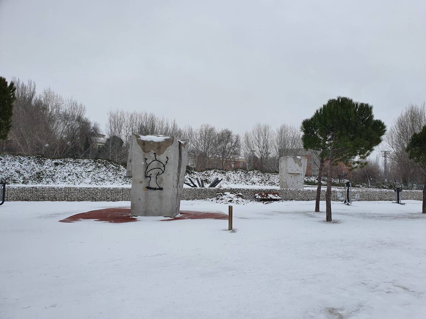 Aspecto que presentaba la plaza España de La Flecha, en Arroyo de la Encomienda,a primera hora de la mañana. 