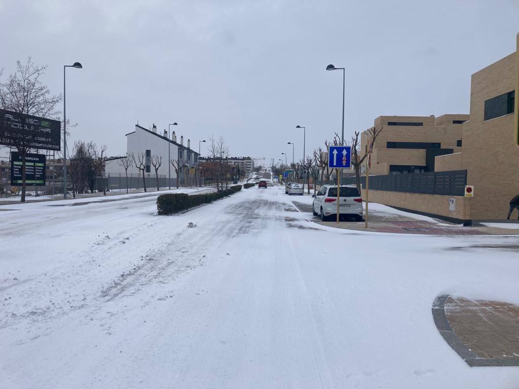 Aspecto que presentaba la plaza España de La Flecha, en Arroyo de la Encomienda,a primera hora de la mañana. 