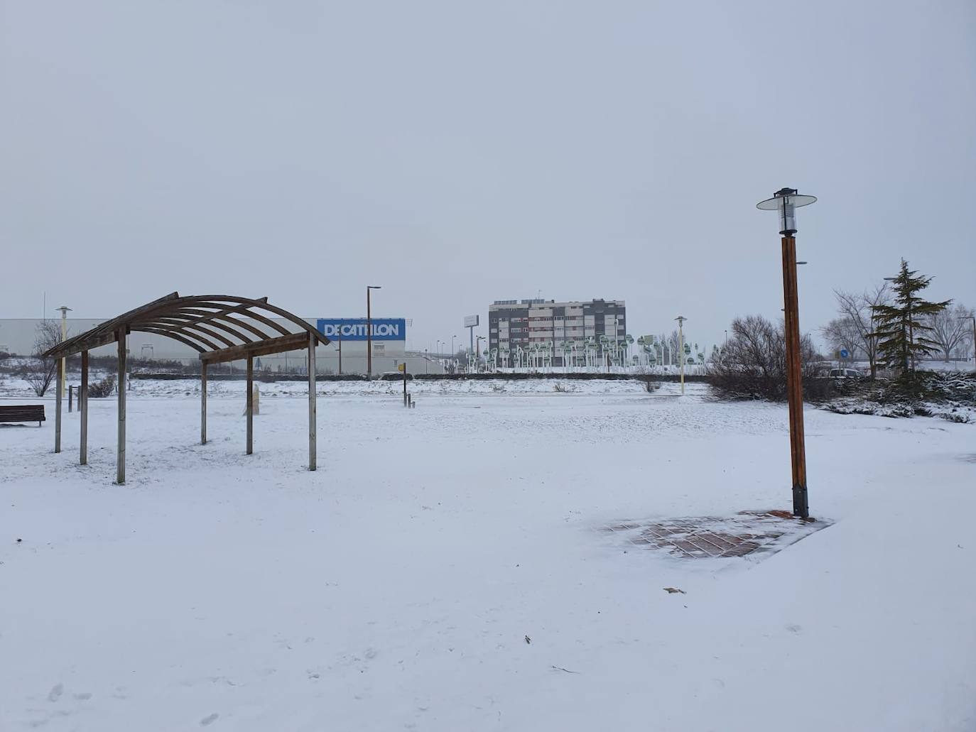 Aspecto que presentaba la plaza España de La Flecha, en Arroyo de la Encomienda,a primera hora de la mañana. 